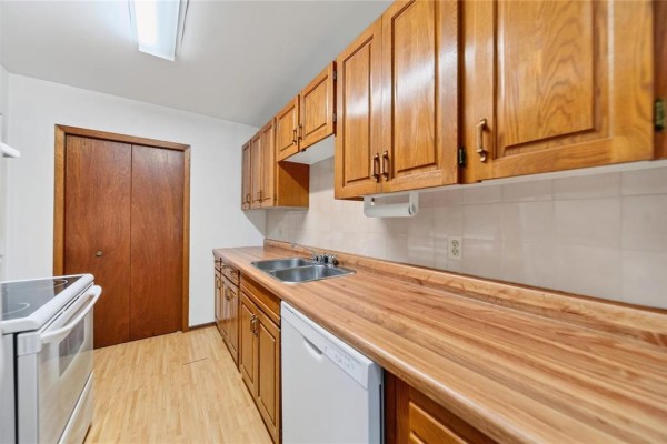 Kitchen - 23 Drimes Place, Winnipeg, MB R2V4M2 Photo 5