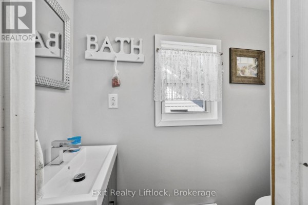 Bedroom 3 - 23 Manor Road, Kawartha Lakes, ON K0M1G0 Photo 3