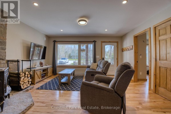 Living room - 23 Maple Drive, Northern Bruce Peninsula, ON N0H1Z0 Photo 4