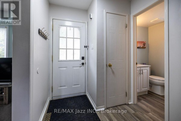 Kitchen - 23 Meredith Court, Clarington, ON L1E2V9 Photo 3