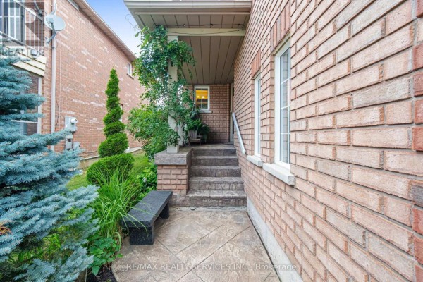 23 Swansea Meadows Drive, Brampton, ON, photo 2