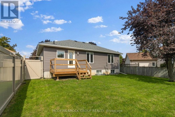 Living room - 230 Beley Street, Brockville, ON K6V7J7 Photo 4