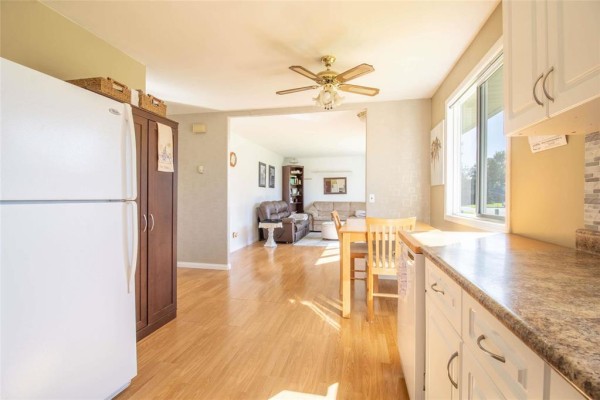 Living room - 230 Lilac Bay, Steinbach, MB R5G2C9 Photo 3