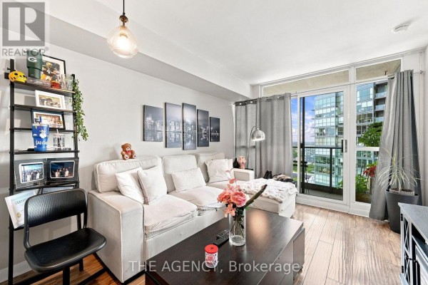 Living room - 2301 - 600 Fleet Street, Toronto, ON M5V1B7 Photo 2