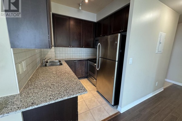 Living room - 2302 - 225 Webb Drive, Mississauga, ON L5B4P2 Photo 2