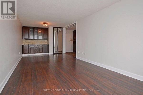 Kitchen - 2302 - 370 Dixon Road, Toronto, ON M9R1T2 Photo 5