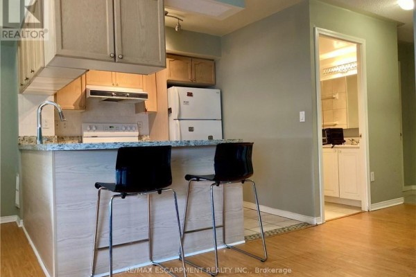 2304 - 909 Bay Street, Toronto, ON M5S3G2 Photo 4
