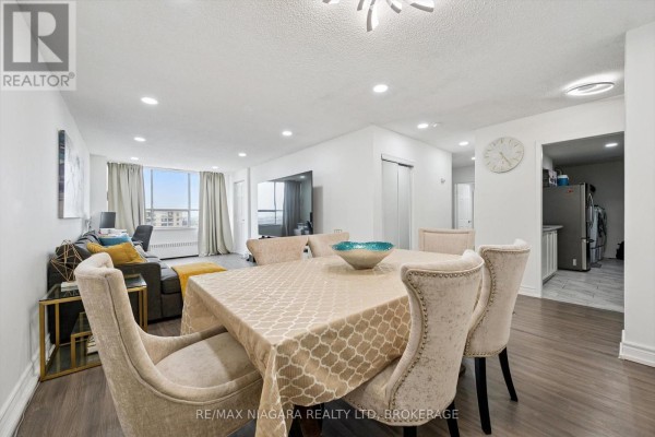 Dining room - 2306 - 340 Dixon Road, Toronto, ON M9R1T1 Photo 5