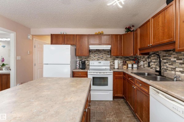 Kitchen - 2309 27 Av Nw, Edmonton, AB T6T0A5 Photo 3
