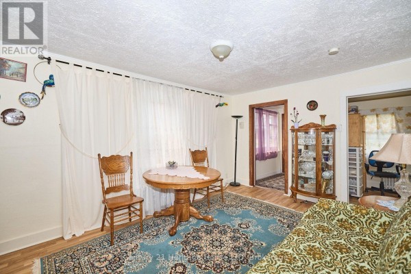 Bedroom 2 - 231 Dufferin Street, Fort Erie, ON L2A2T7 Photo 4