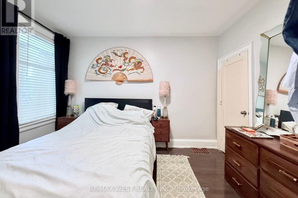 Living room - 231 Rosemount Avenue, Toronto, ON M6H2N2 Photo 4