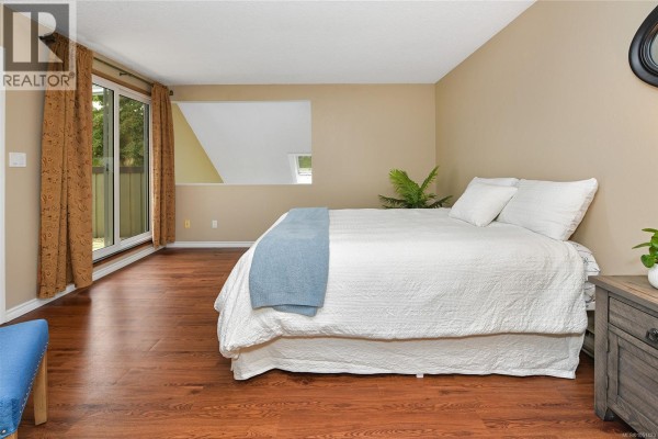 Ensuite - 2310 Fernwood Rd, Victoria, BC V8T2Z5 Photo 4