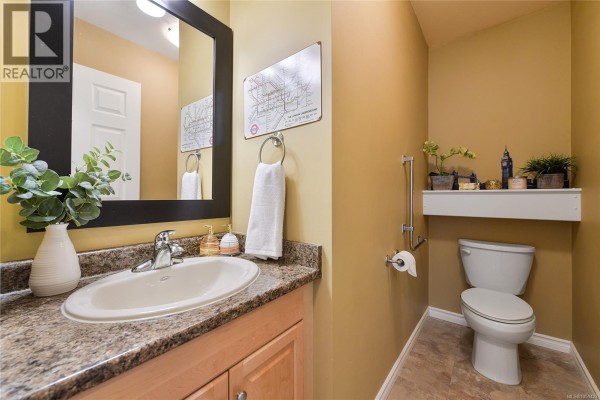 Bathroom - 2310 Fernwood Rd, Victoria, BC V8T2Z5 Photo 5
