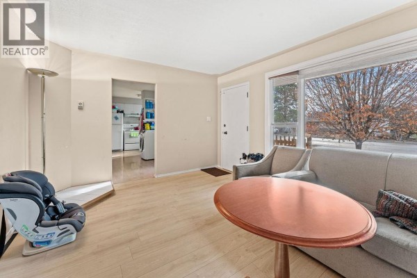 Living room - 2310 Greenfield Avenue, Kamloops, BC V2B4P4 Photo 5