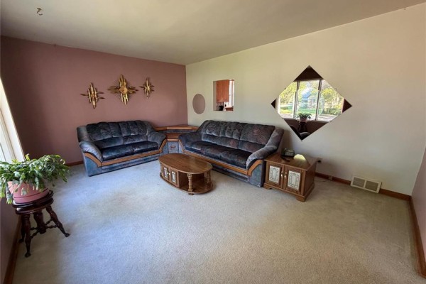Living room - 2312 Rosser Avenue, Brandon, MB R7B0E3 Photo 2