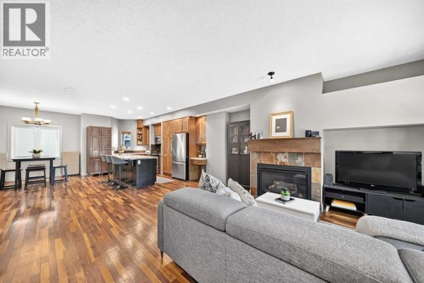 Living room - 2315 1 Street Ne, Calgary, AB T2E9E6 Photo 4