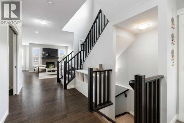 Foyer - 232 Nolancrest Heights Nw, Calgary, AB T3R0V8 Photo 3