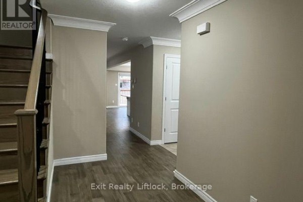Kitchen - 232 O'neil Street, Peterborough, ON K9K0H1 Photo 3