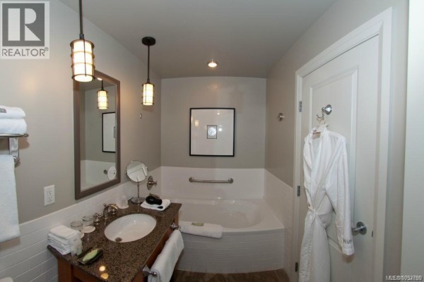 Kitchen - 232/234 1999 Country Club Way, Langford, BC V9B6R3 Photo 4