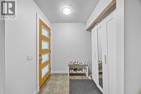 Living room - 2320 Woodview Drive Sw, Calgary, AB T2W4X6 Photo 5