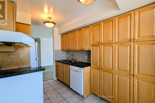 Kitchen - 2322 - 238 Bonis Avenue, Toronto, ON M1T3W7 Photo 3