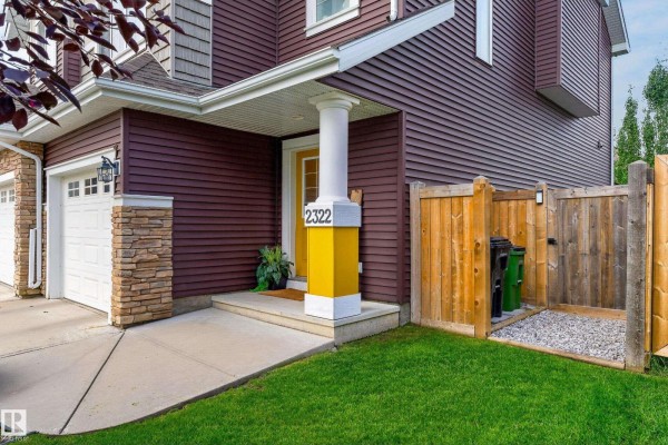 Kitchen - 2322 67a St Sw, Edmonton, AB T6X2A9 Photo 3