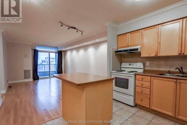Living room - 2326 - 3888 Duke Of York Boulevard, Mississauga, ON L5B4P5 Photo 2
