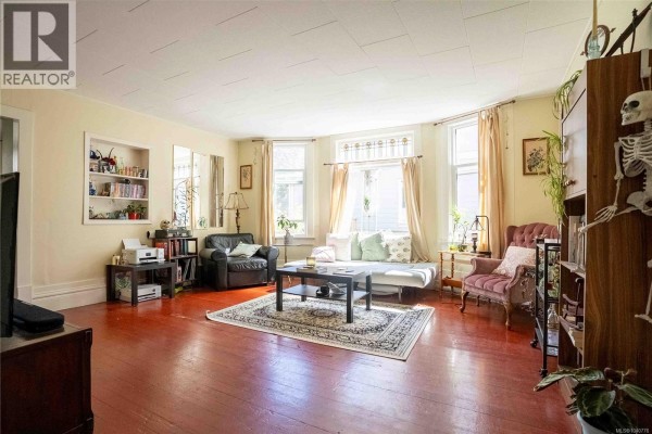 2329 Dowler Pl, Victoria, BC, photo 2