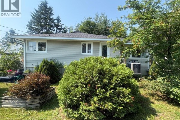 Bath (# pieces 1-6) - 233 King George, Miramichi, NB E1V1K8 Photo 2