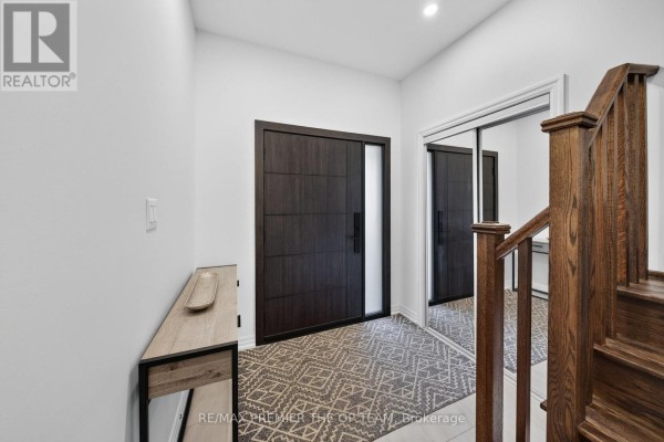 Kitchen - 233 Vivant Street, Newmarket, ON L3X0K9 Photo 4