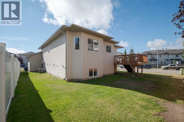 Kitchen - 233 Wilson Drive, Fort Mcmurray, AB T9H5R4 Photo 3