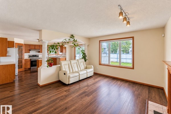 2331 37b Av Nw, Edmonton, AB T6T1N9 Photo 4