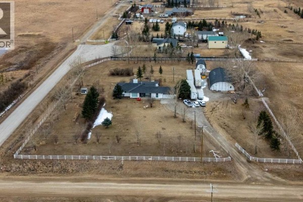 Family room - 233239 Glenmore View Road, Rural Rocky View County, AB T1X0H3 Photo 4