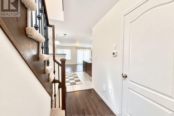 2339 Dress Circle Crescent, Oshawa, ON, photo 2