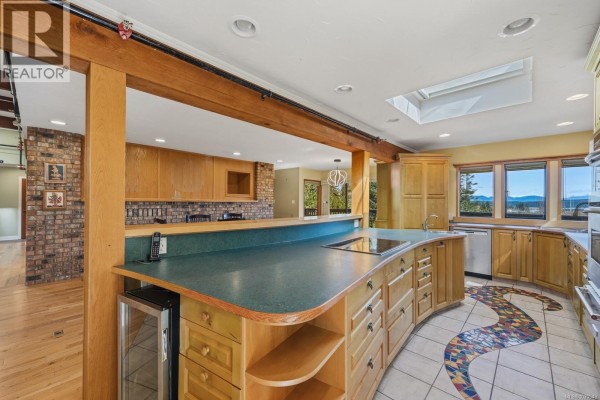 Family room - 2340 Spring Rd, Campbell River, BC V9W5K8 Photo 4