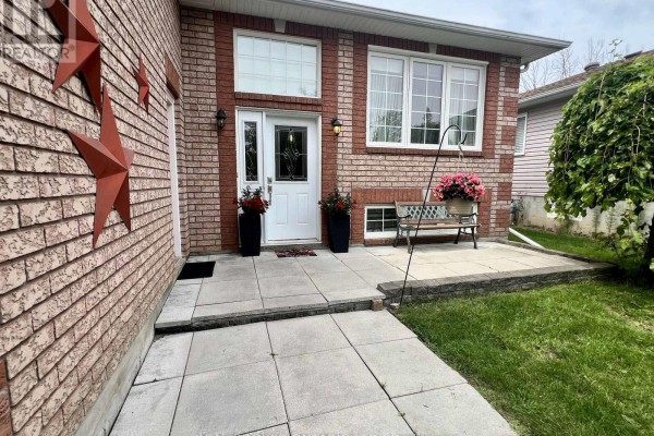 Living room - 2342 Somers Boulevard, Innisfil, ON L9S2E8 Photo 2