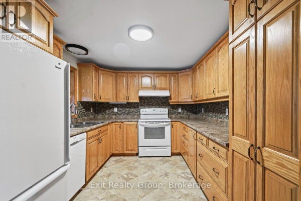 Kitchen - 2343 Upper Flinton Road, Addington Highlands, ON K0H1P0 Photo 4