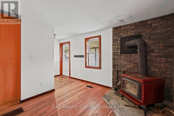 Living room - 2343 Upper Flinton Road, Addington Highlands, ON K0H1P0 Photo 5