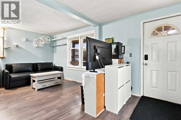 Kitchen - 235 20 Avenue Ne, Calgary, AB T2E1R1 Photo 3