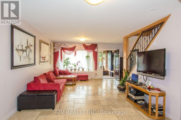 Family room - 235 Saint Marks Road, Toronto, ON M6S2J1 Photo 3