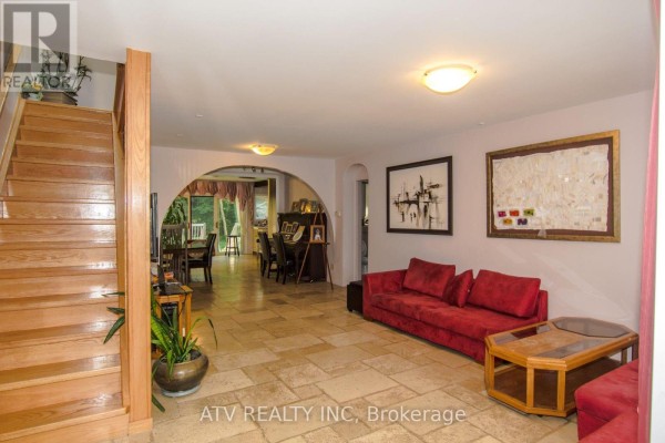 Kitchen - 235 Saint Marks Road, Toronto, ON M6S2J1 Photo 4