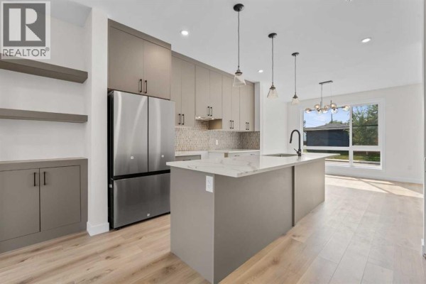 4pc Bathroom - 2352 7 Street Nw, Calgary, AB T2M1T1 Photo 5