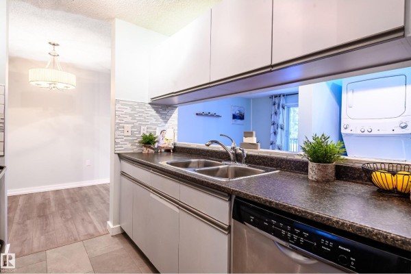 Kitchen - #237 10636 120 St Nw, Edmonton, AB T5H4L5 Photo 3