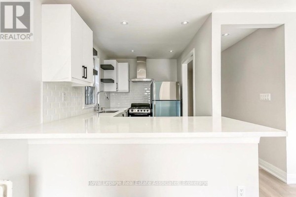 2 - 237 Lakeshore Road E, Mississauga, ON L5G1G8 Photo 4