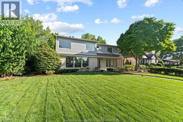 5pc Ensuite bath - 2371 Riverside Drive West, Windsor, ON N9B1B1 Photo 2