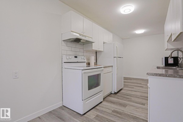 Kitchen - 238 Primrose Gardens Gd Nw, Edmonton, AB T5T0R1 Photo 3