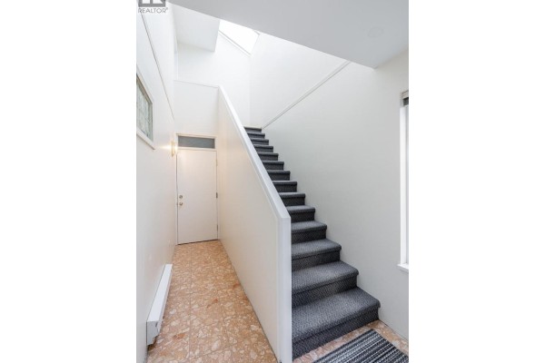 238 W 4th Street, North Vancouver, BC V7M1H7 Photo 4