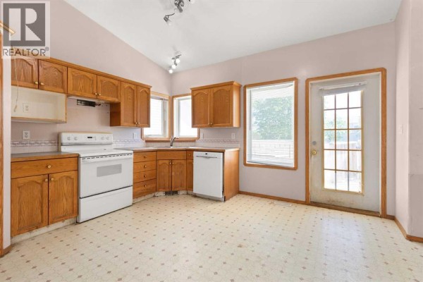 Eat in kitchen - 2385 Hatcher Drive Ne, Medicine Hat, AB T1C1X5 Photo 5