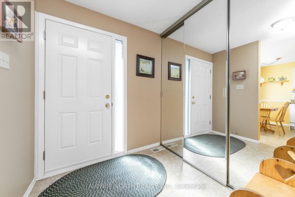 Living room - 239 - 2270 Cotters Crescent, Ottawa, ON K1V8Y6 Photo 3