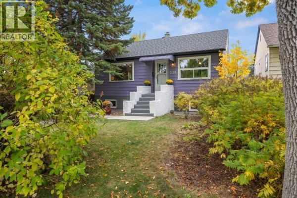 Kitchen - 239 24 Avenue Ne, Calgary, AB T2E1W9 Photo 2